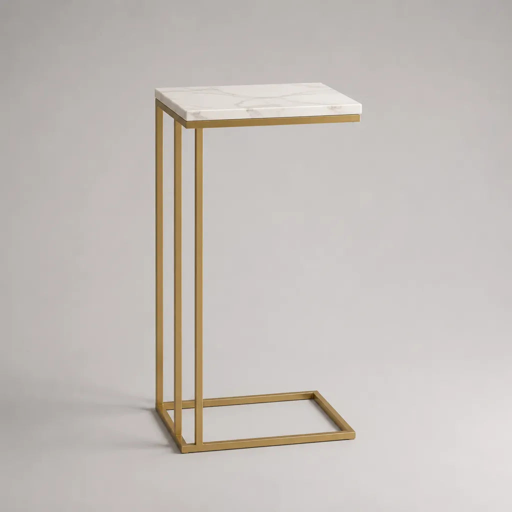 Tavolino laterale rettangolare a C in MDF effetto marmo e acciaio dorato, bianco, 40 × 30 × 60 cm