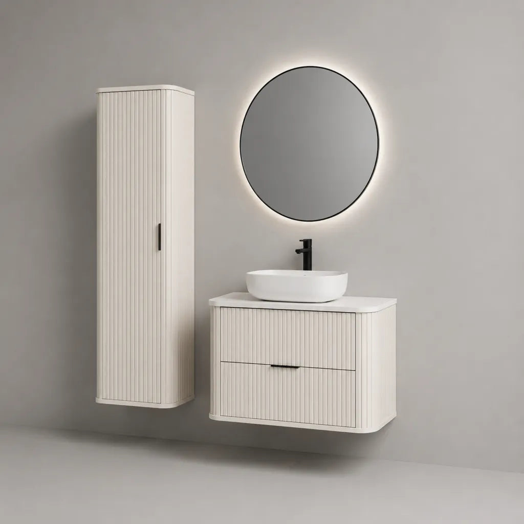 Composizione bagno sospesa 4 pezzi in MDF bianco con mobile sottolavabo 80 × 46 × 55 cm, colonna 35 × 30 × 120 cm, lavabo in ceramica 50 × 36 cm e specchio LED Ø 70 cm